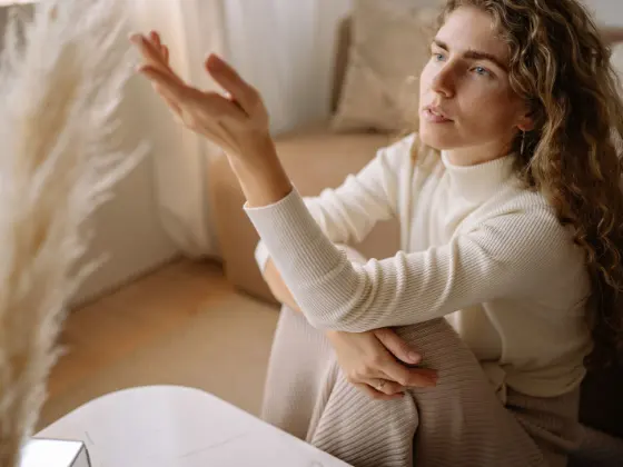 Fisioterapeuta conduzindo um exercício respiratório com a paciente sentada.
